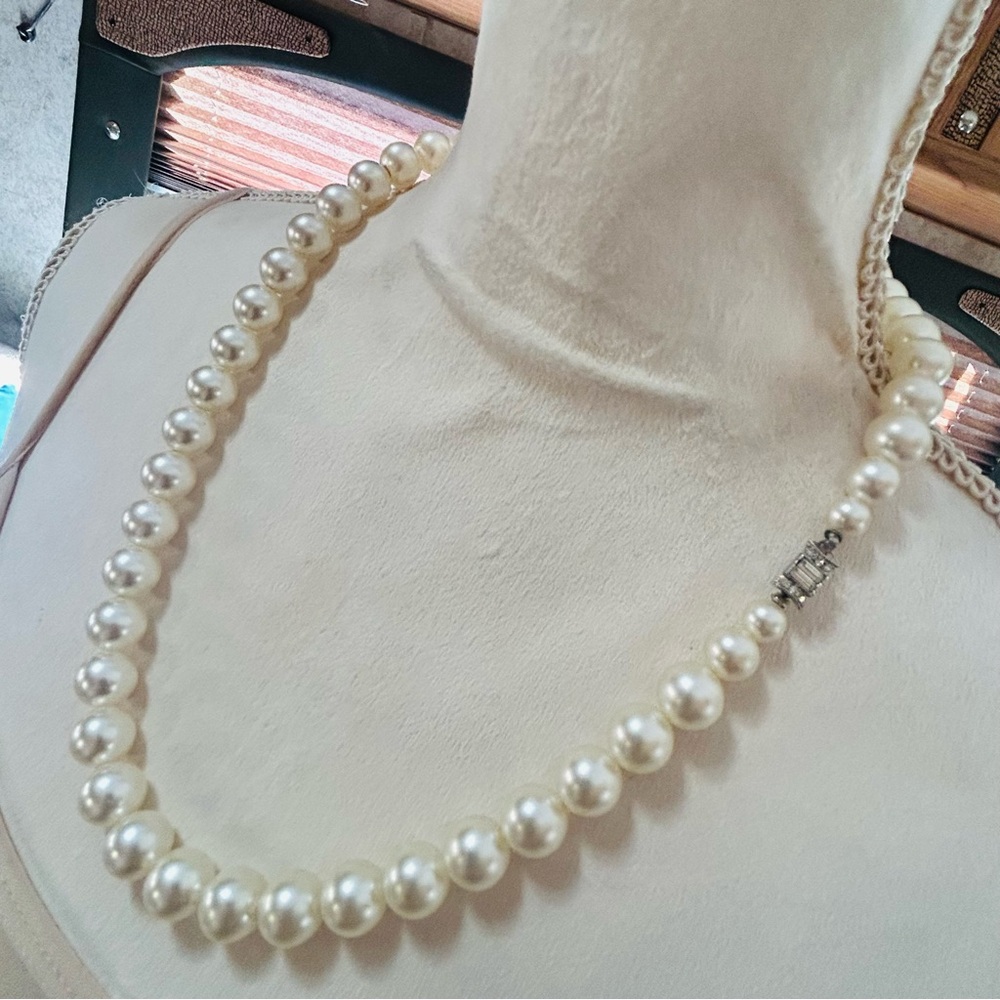 Vintage chunky white hollow glass pearl bead necklace